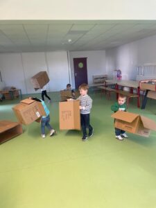 Séance de motricité : explorer, jouer et imaginer avec des cartons !