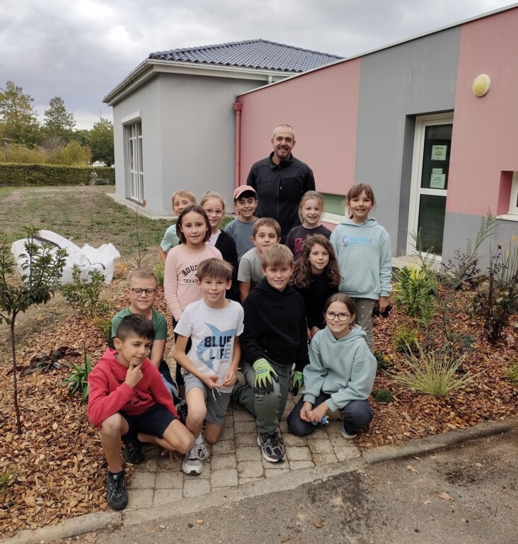 CONSEIL DES ENFANTS : création paysagère entrée garderie